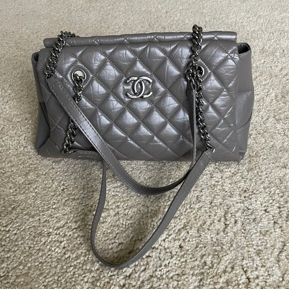 Chanel Quilted Shoulder Bag in Gray Leather - Picture 1 of 16